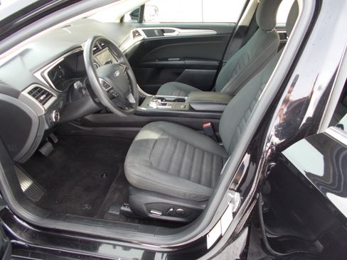 Used 2019 Ford Fusion SE image 18