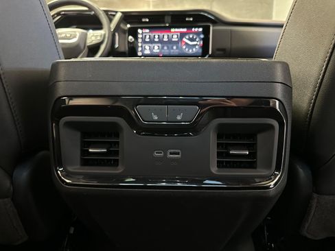 Used 2024 GMC Sierra 2500 4x4 Crew Cab AT4 image 17