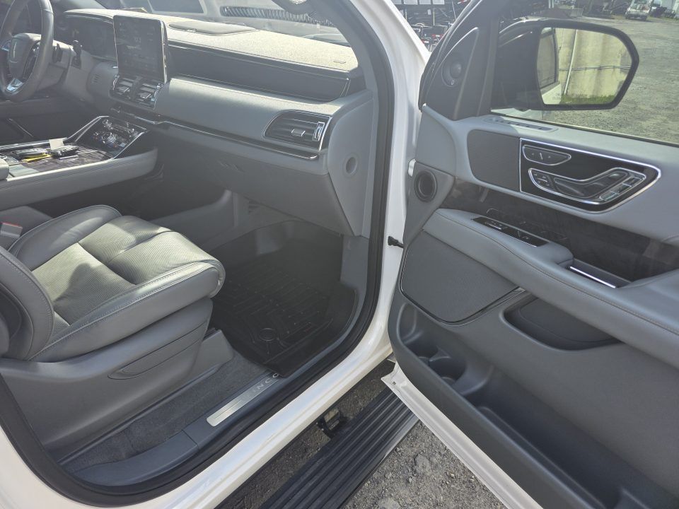Used 2019 Lincoln Navigator 4WD Reserve image 10