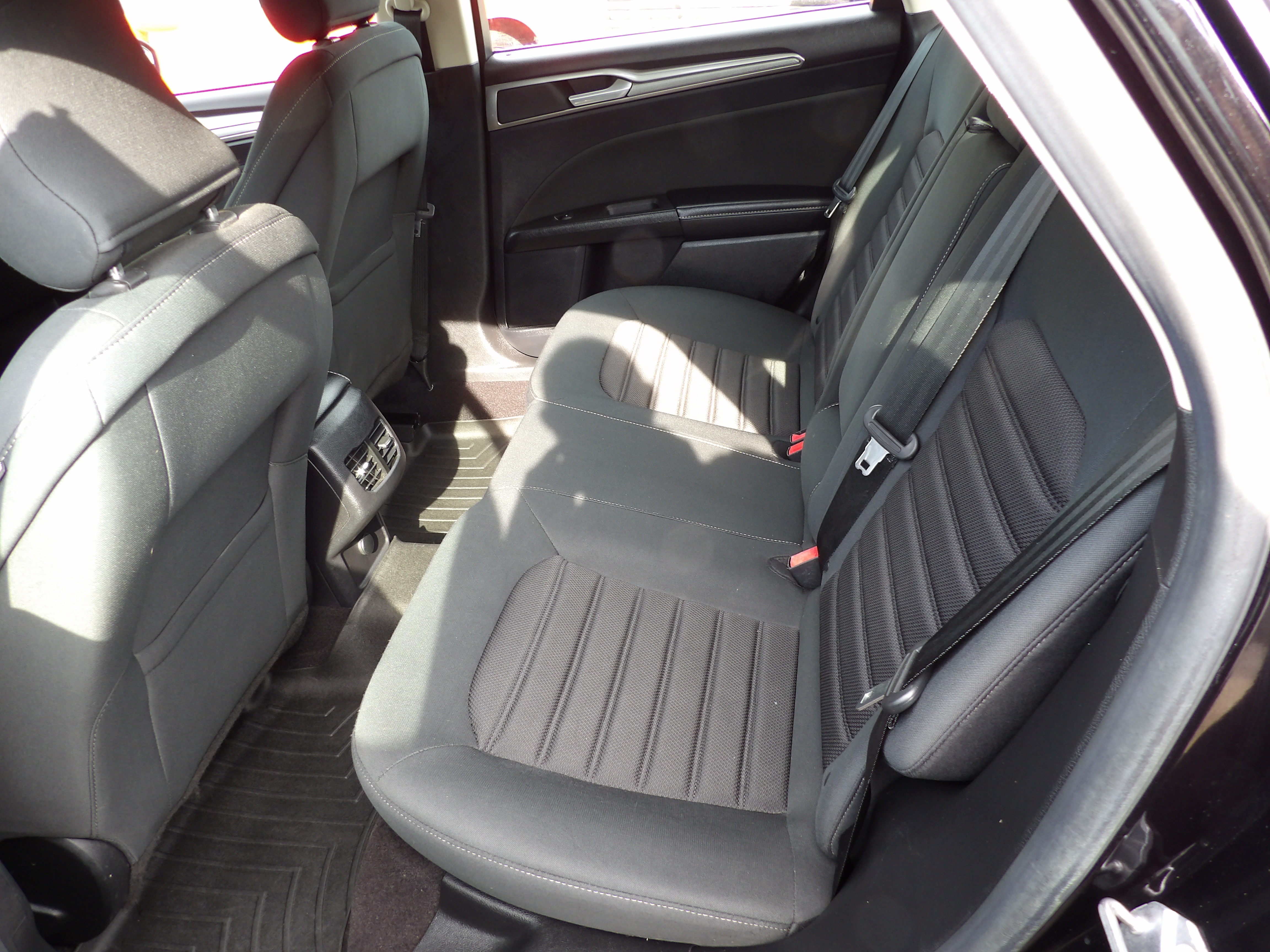 Used 2019 Ford Fusion SE FWD image 14