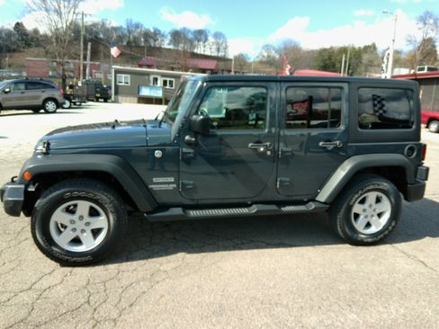 Used 2017 Jeep Wrangler Unlimited Sport S image 2
