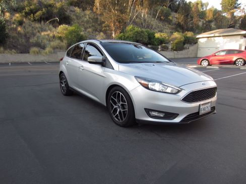 Used 2018 Ford Focus SEL Hatchback FWD image 4