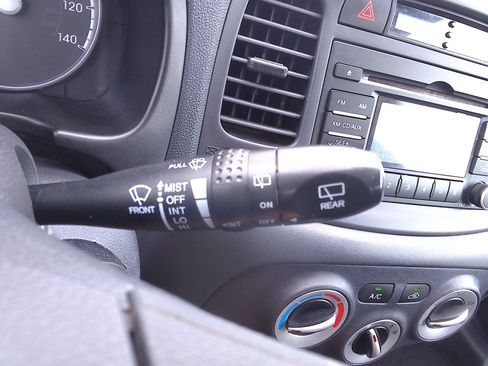 Used 2010 Hyundai Accent GS image 24