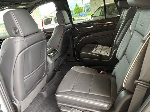Used 2024 Cadillac Escalade 4WD Premium Luxury image 12
