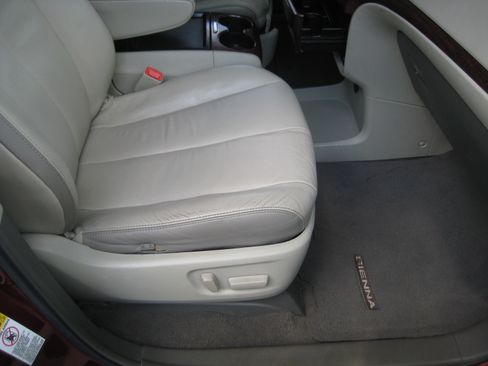 Used 2011 Toyota Sienna XLE Limited image 13