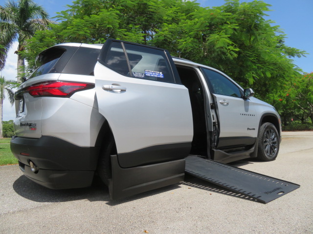 Used 2022 Chevrolet Traverse FWD RS image 3