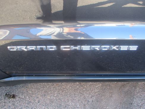 Used 2015 Jeep Grand Cherokee Laredo E image 10