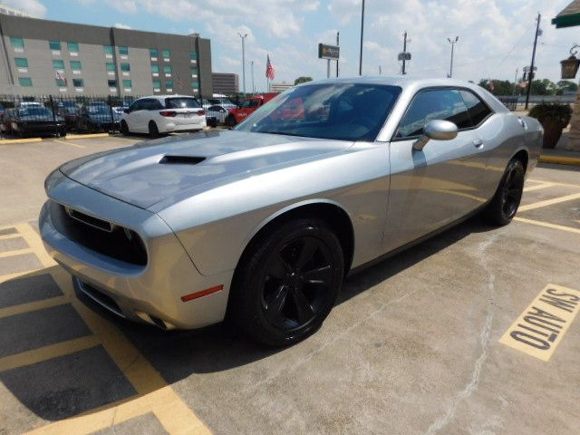 Used 2015 Dodge Challenger SXT RWD image 4