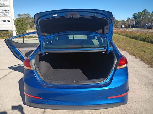 Used 2017 Hyundai Elantra SE image 5