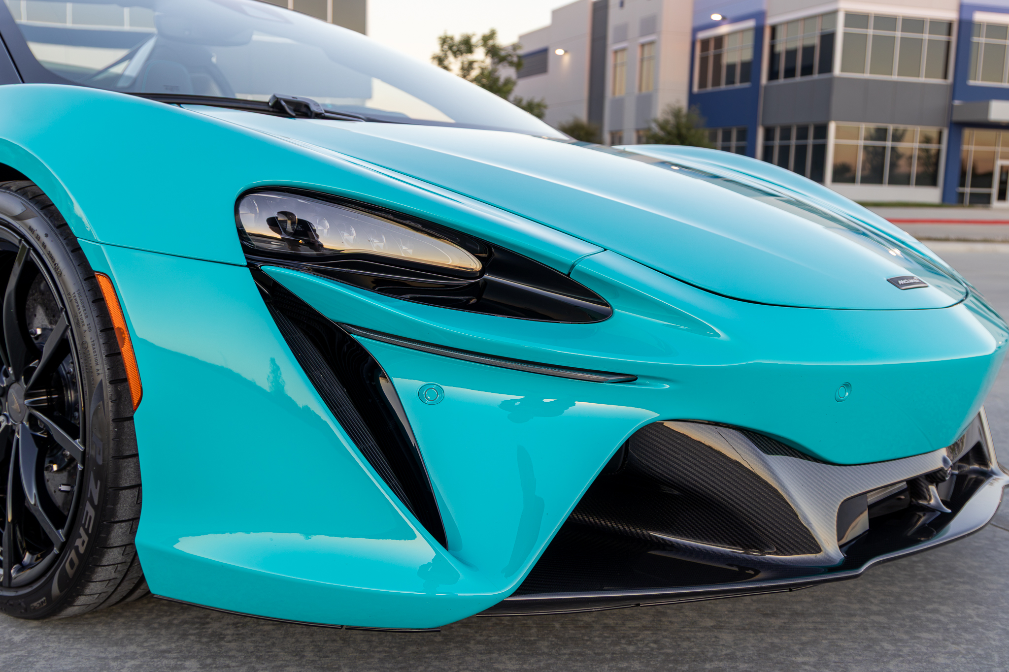 Used 2025 McLaren Artura Spider RWD image 17