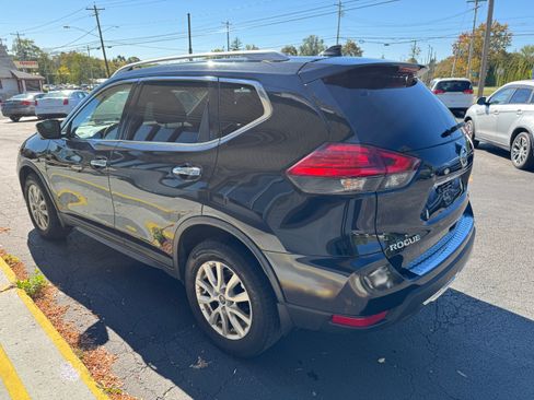 Used 2017 Nissan Rogue SV image 4