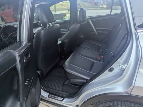 Used 2018 Toyota RAV4 SE image 9