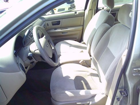 Used 2004 Ford Taurus SE Sedan FWD image 5