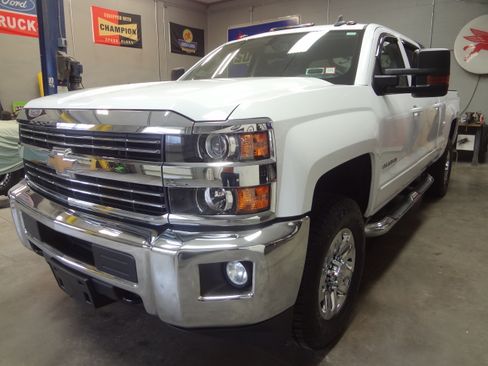 Used 2018 Chevrolet Silverado 2500 LT image 3