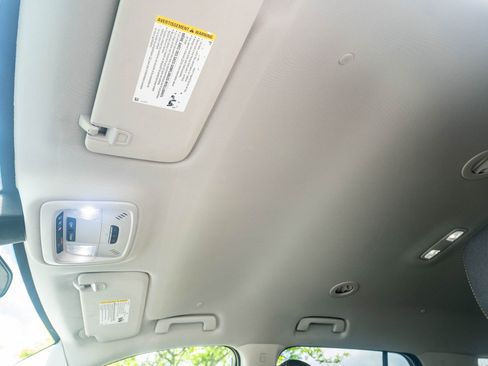 Used 2021 Chevrolet Traverse AWD LT image 43