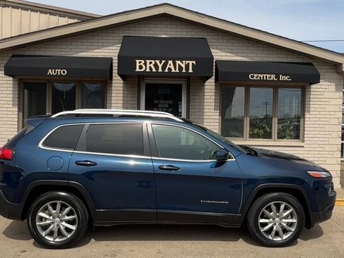 Used 2018 Jeep Cherokee Latitude image 1