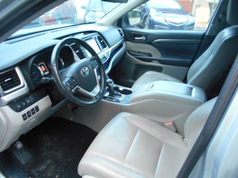 Used 2019 Toyota Highlander AWD V6 image 6