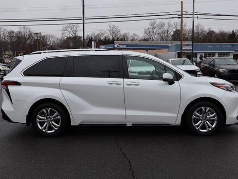 Used 2024 Toyota Sienna Platinum image 9