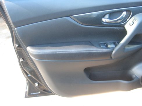 Used 2016 Nissan Rogue SL image 9