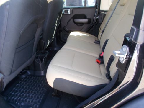Used 2020 Jeep Wrangler 4WD Unlimited Sport image 9