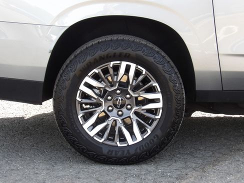 Used 2025 Chevrolet Suburban Z71 image 9