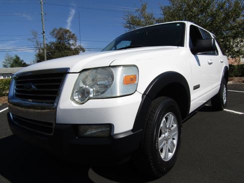 Used 2007 Ford Explorer XLT image 2