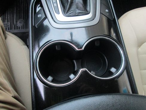 Used 2017 Ford Edge SE image 19