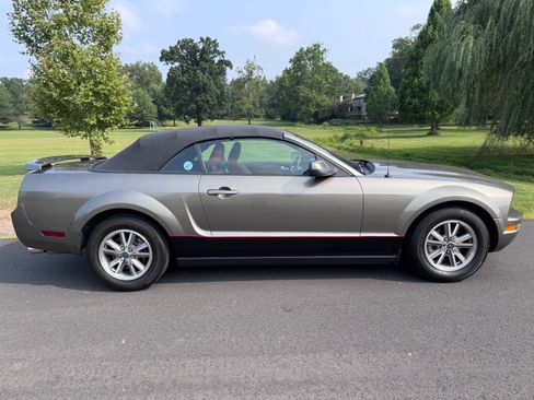 Used 2005 Ford Mustang Premium image 32