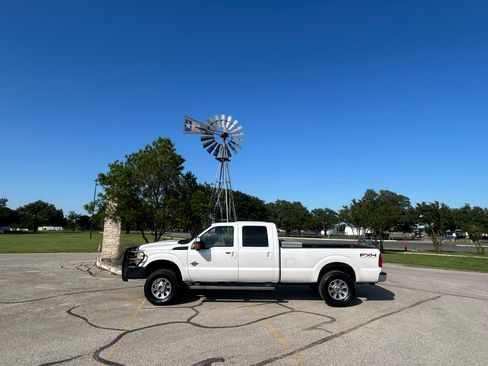 Used 2011 Ford F350 4x4 Crew Cab Lariat w/ FX4 Pkg image 3