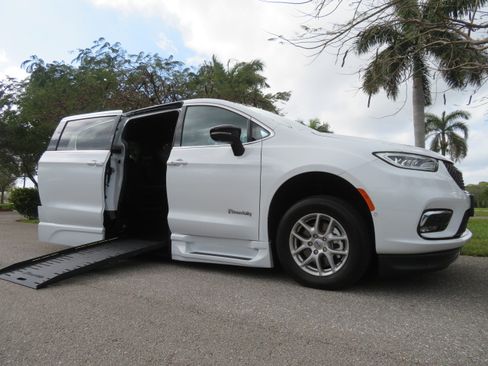 Used 2025 Chrysler Pacifica Select image 1