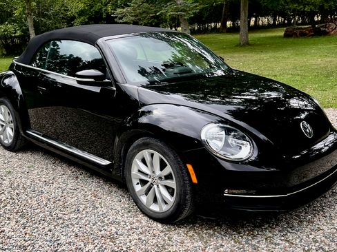 Used 2013 Volkswagen Beetle TDI Convertible FWD image 2