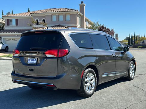 Used 2020 Chrysler Pacifica Touring-L Plus image 8