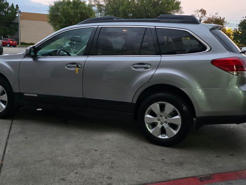 Used 2011 Subaru Outback 2.5i Limited image 14