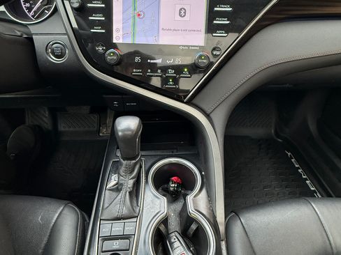 Used 2018 Toyota Camry XLE image 14