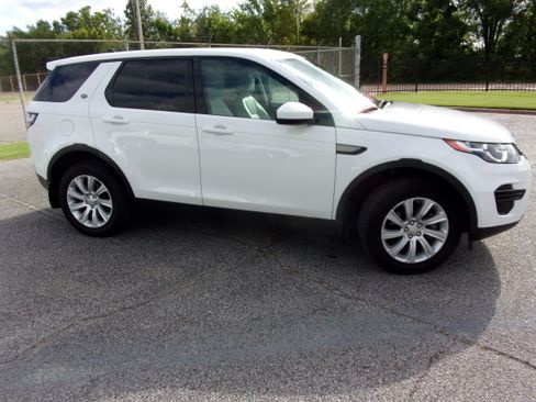 Used 2016 Land Rover Discovery Sport SE image 2