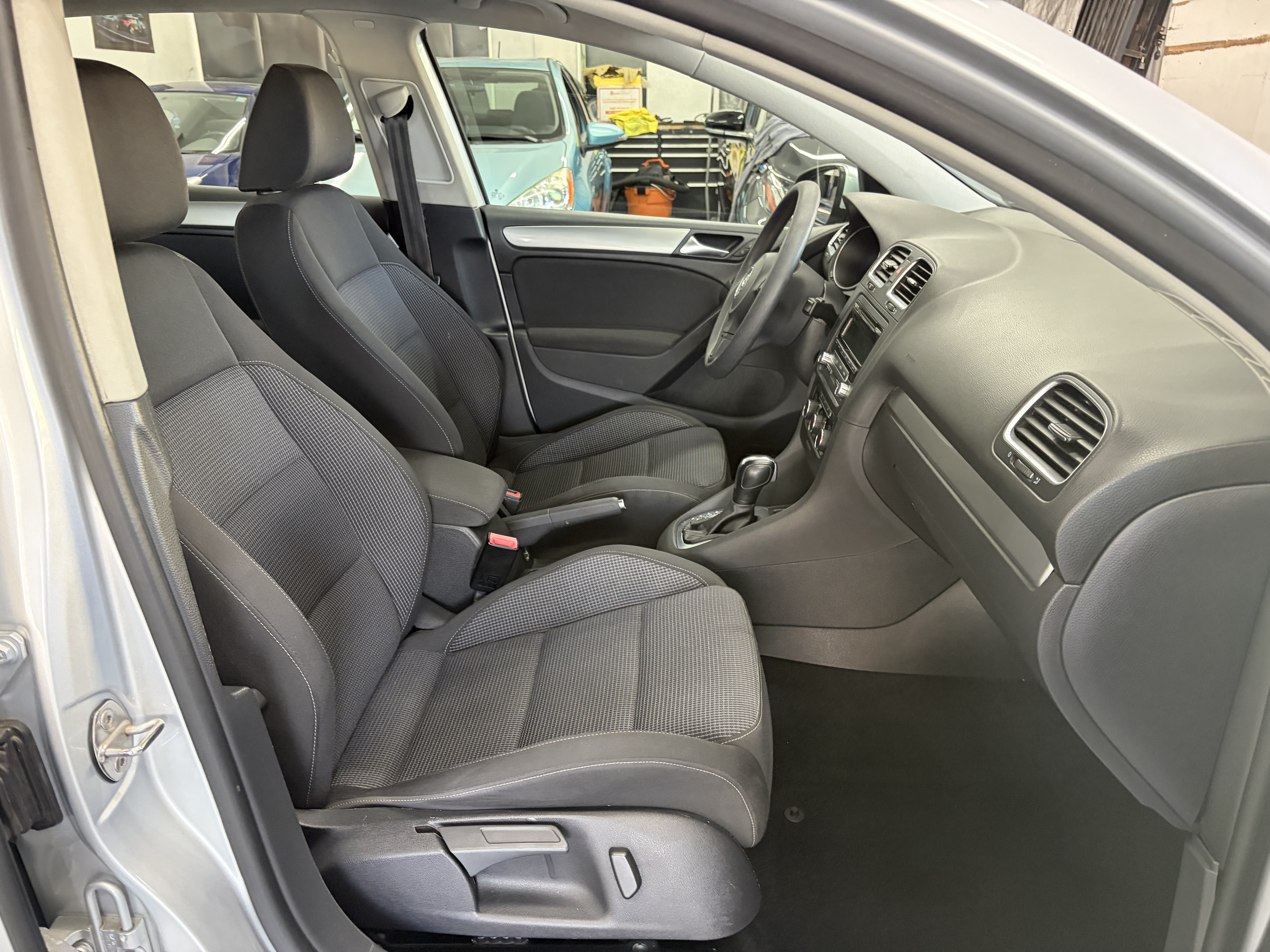 Used 2013 Volkswagen Golf 4-Door FWD image 16