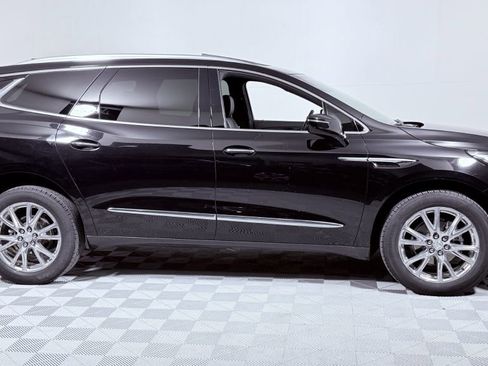 Used 2022 Buick Enclave Essence image 2