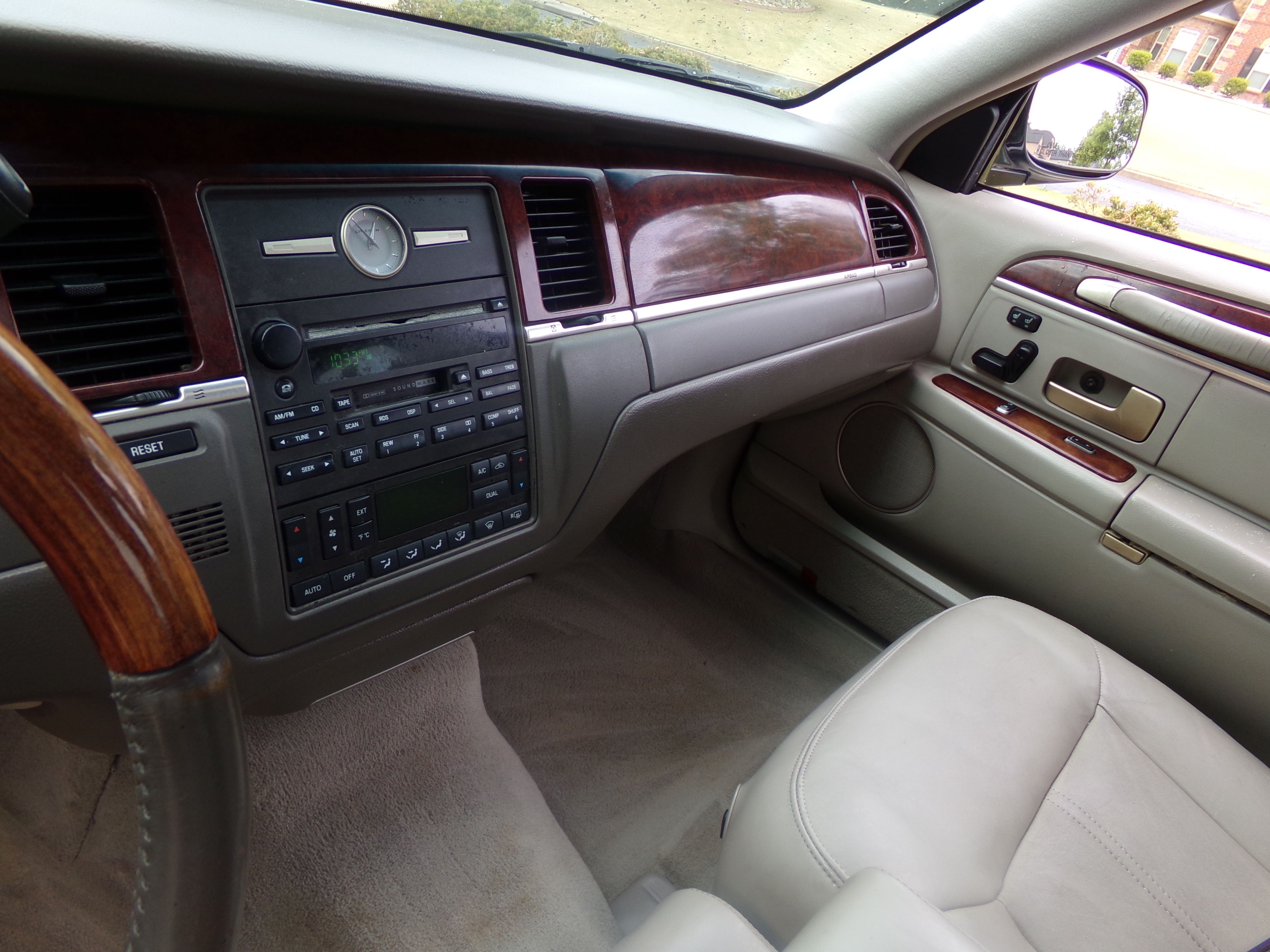 Used 2004 Lincoln Town Car Signature RWD image 15