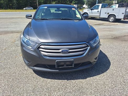 Used 2017 Ford Taurus SE image 2