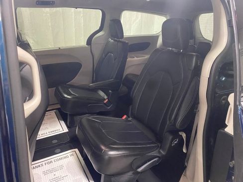 Used 2023 Chrysler Pacifica Touring-L FWD image 18