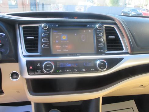 Used 2019 Toyota Highlander XLE image 5