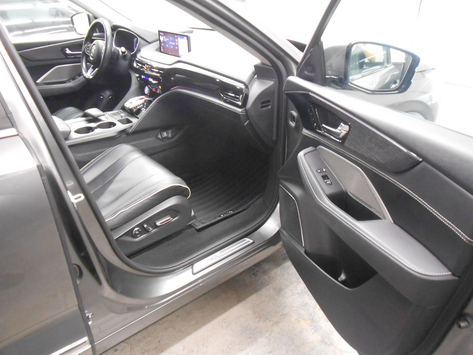 Used 2023 Acura MDX SH-AWD w/ Advance Package image 11