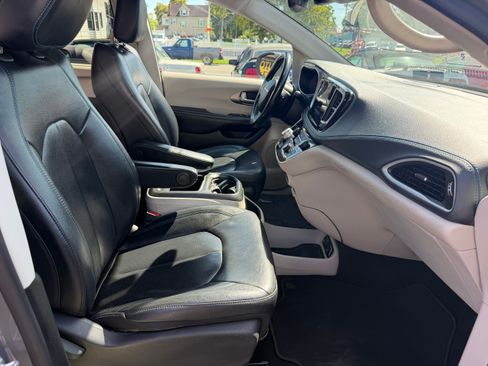 Used 2021 Chrysler Pacifica Touring-L FWD image 21