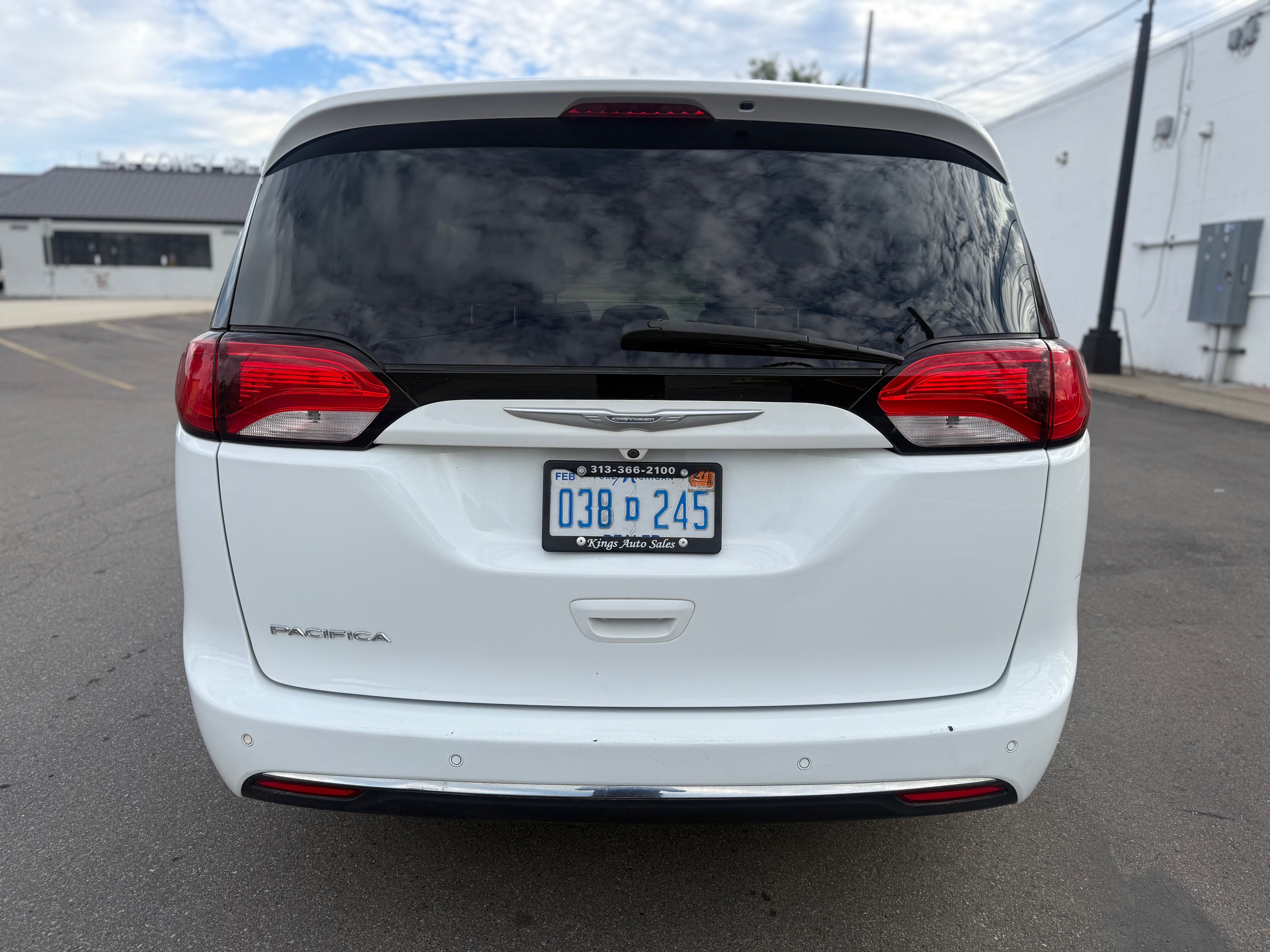 Used 2017 Chrysler Pacifica Touring-L FWD image 5