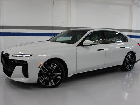 Used 2023 BMW i7 xDrive60 AWD/4WD image 1