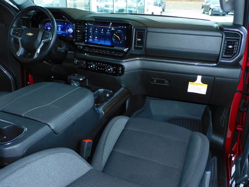 Used 2024 Chevrolet Silverado 1500 LT Z71 image 4