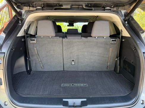 Used 2021 Toyota Highlander AWD LE V6 image 18