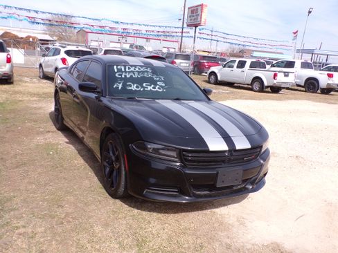 Used 2019 Dodge Charger SXT image 5