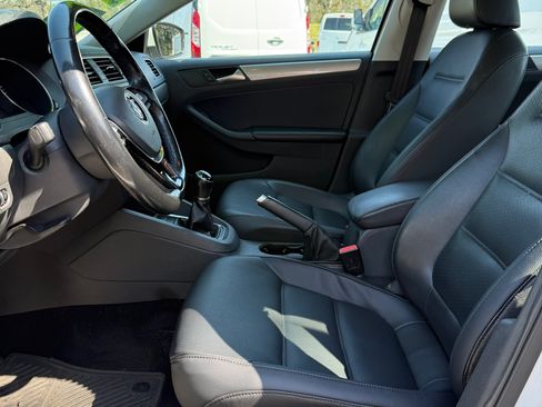 Used 2017 Volkswagen Jetta SE image 5