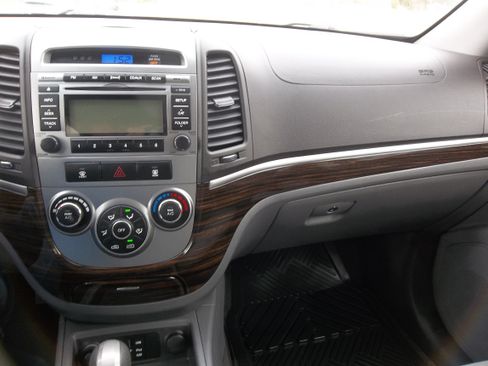 Used 2011 Hyundai Santa Fe GLS image 7